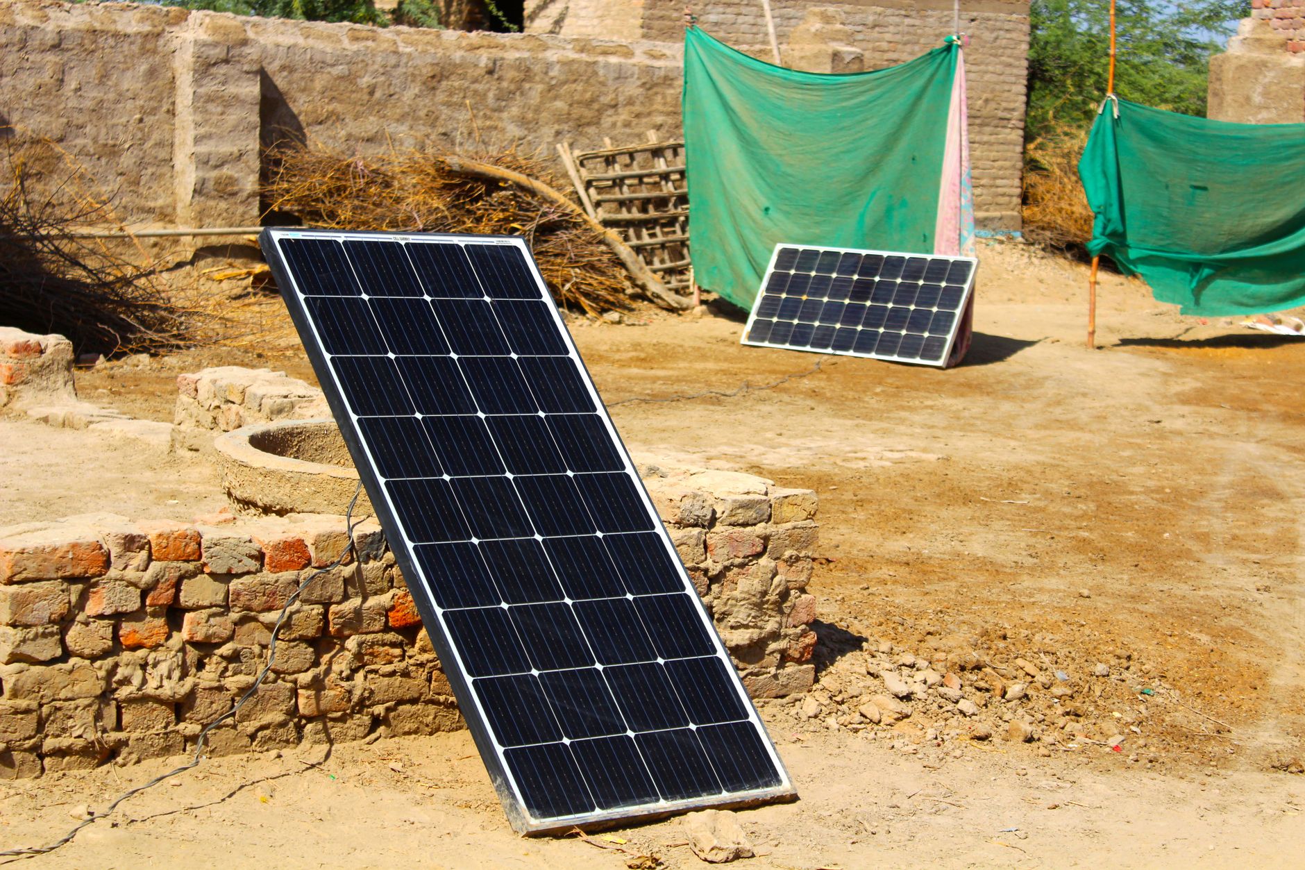 Panneaux solaires extérieurs en milieu rural, présentant des solutions d'énergie renouvelable.