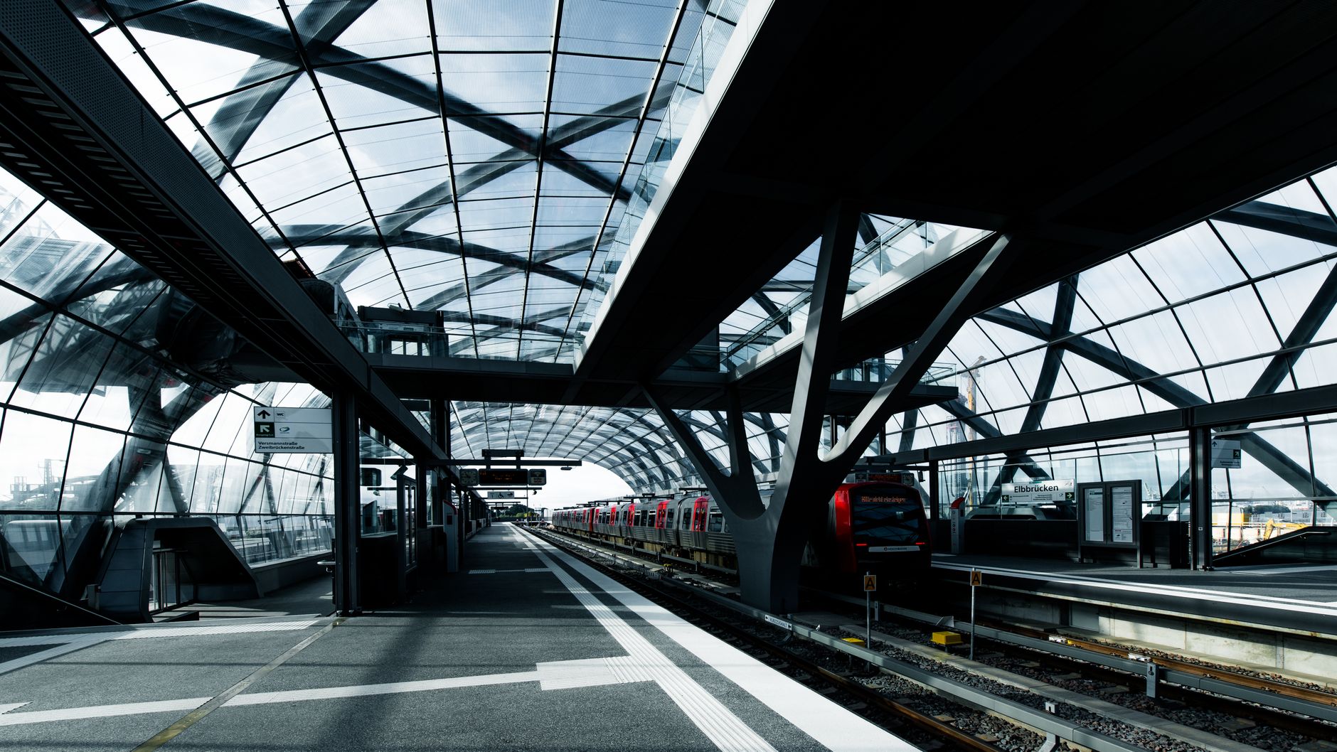 Design futuriste de la station Elbbrücken à Hambourg mettant en valeur le transport urbain moderne.