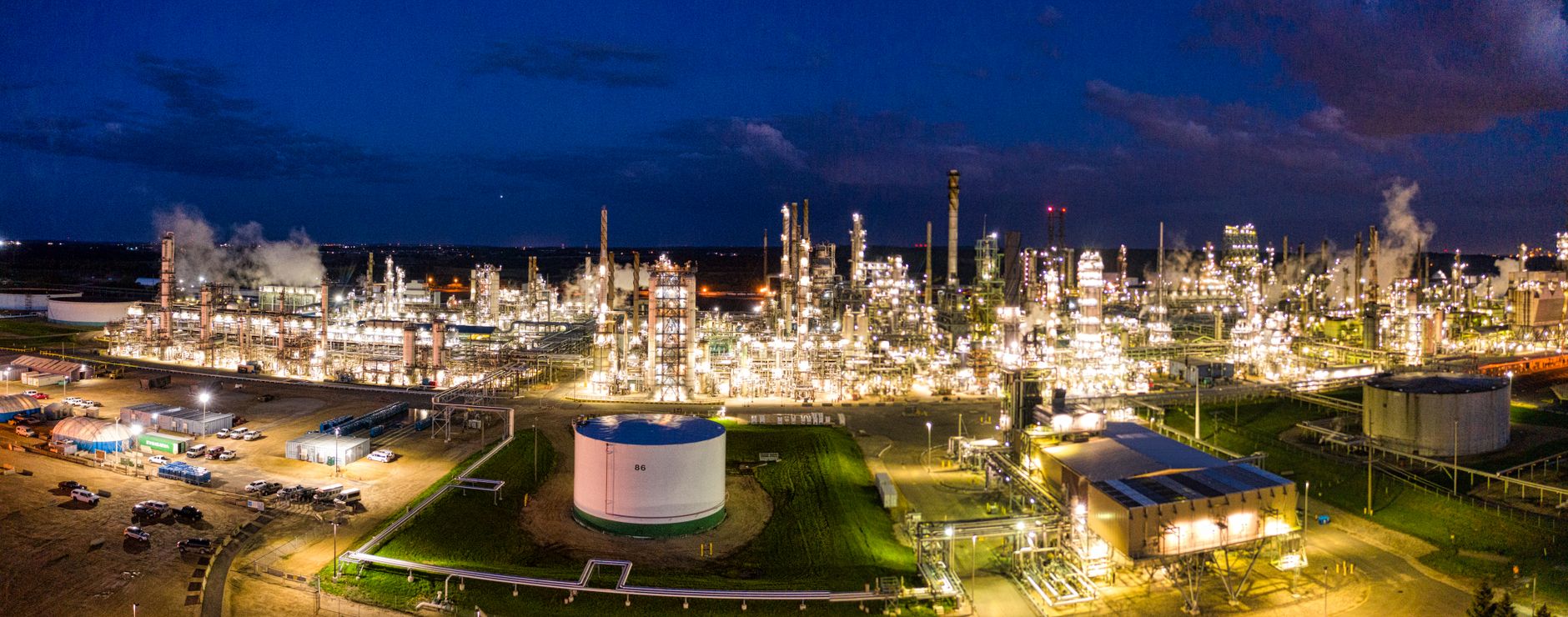 Vue aérienne d'une raffinerie pétrolière de nuit, photo d'illustration générique.