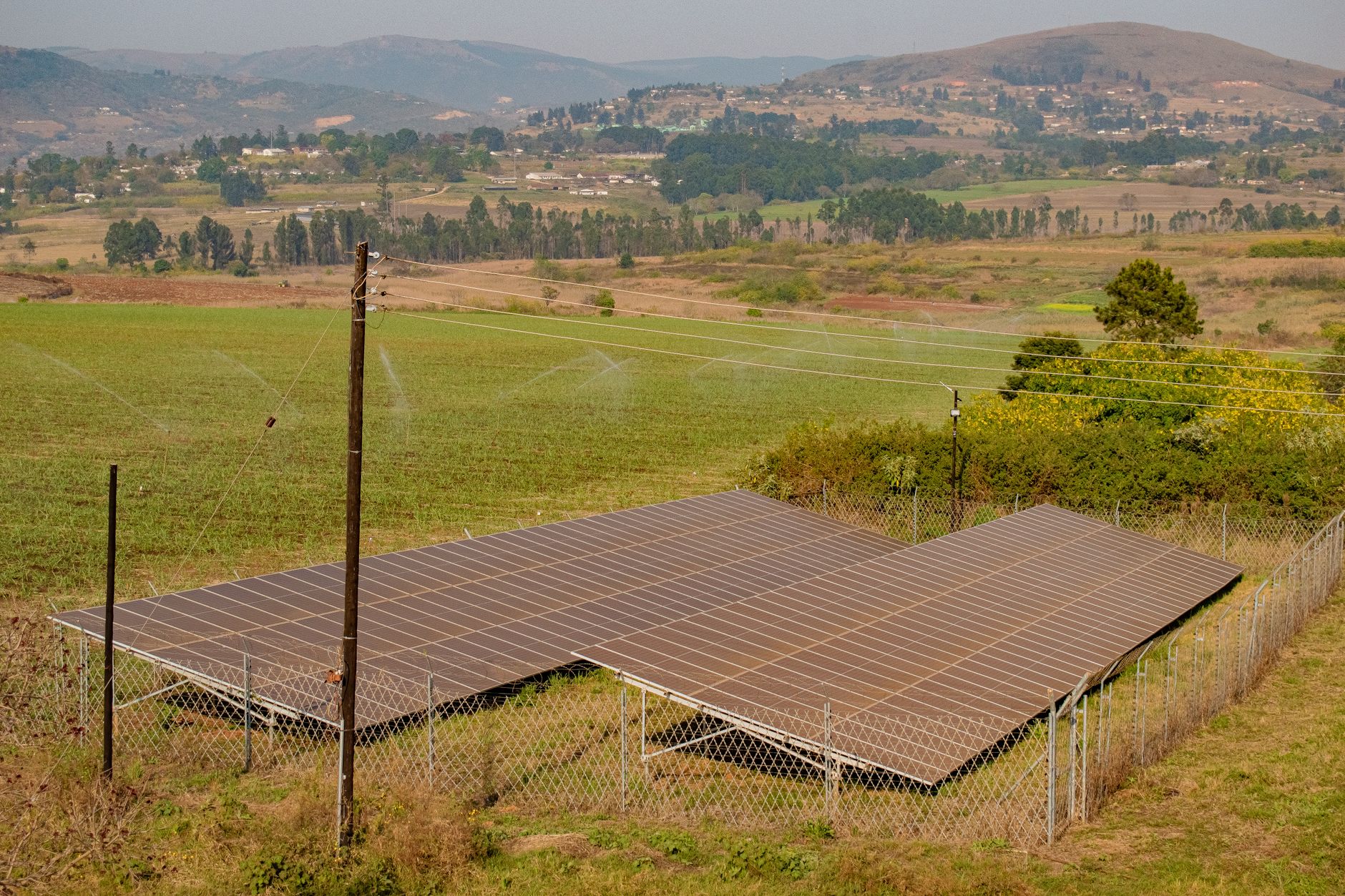 Des panneaux solaires sur une ferme à Manzini, en Eswatini, illustrant l'énergie durable.