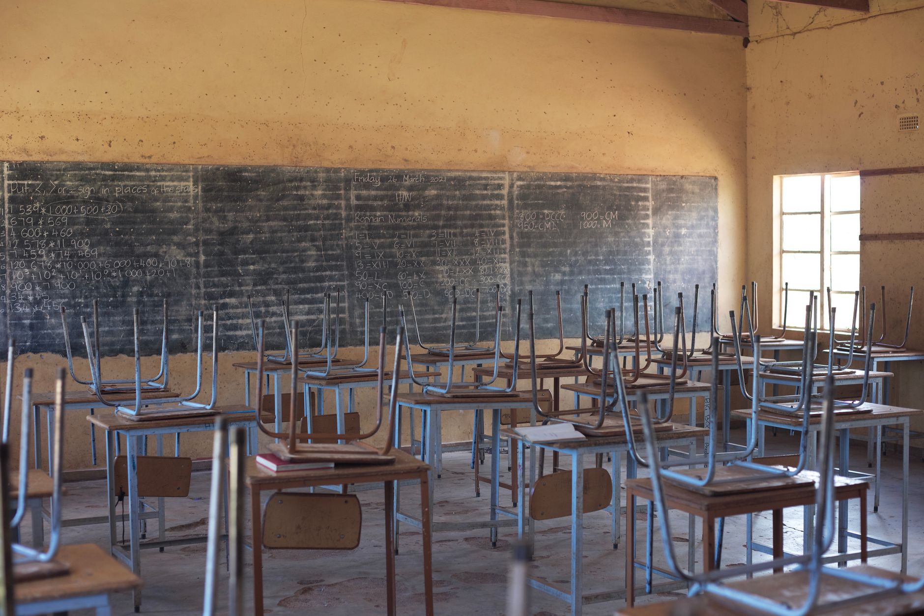 Salle de classe vide avec des pupitres et un tableau noir, dans une école rurale (photo d'illustration)