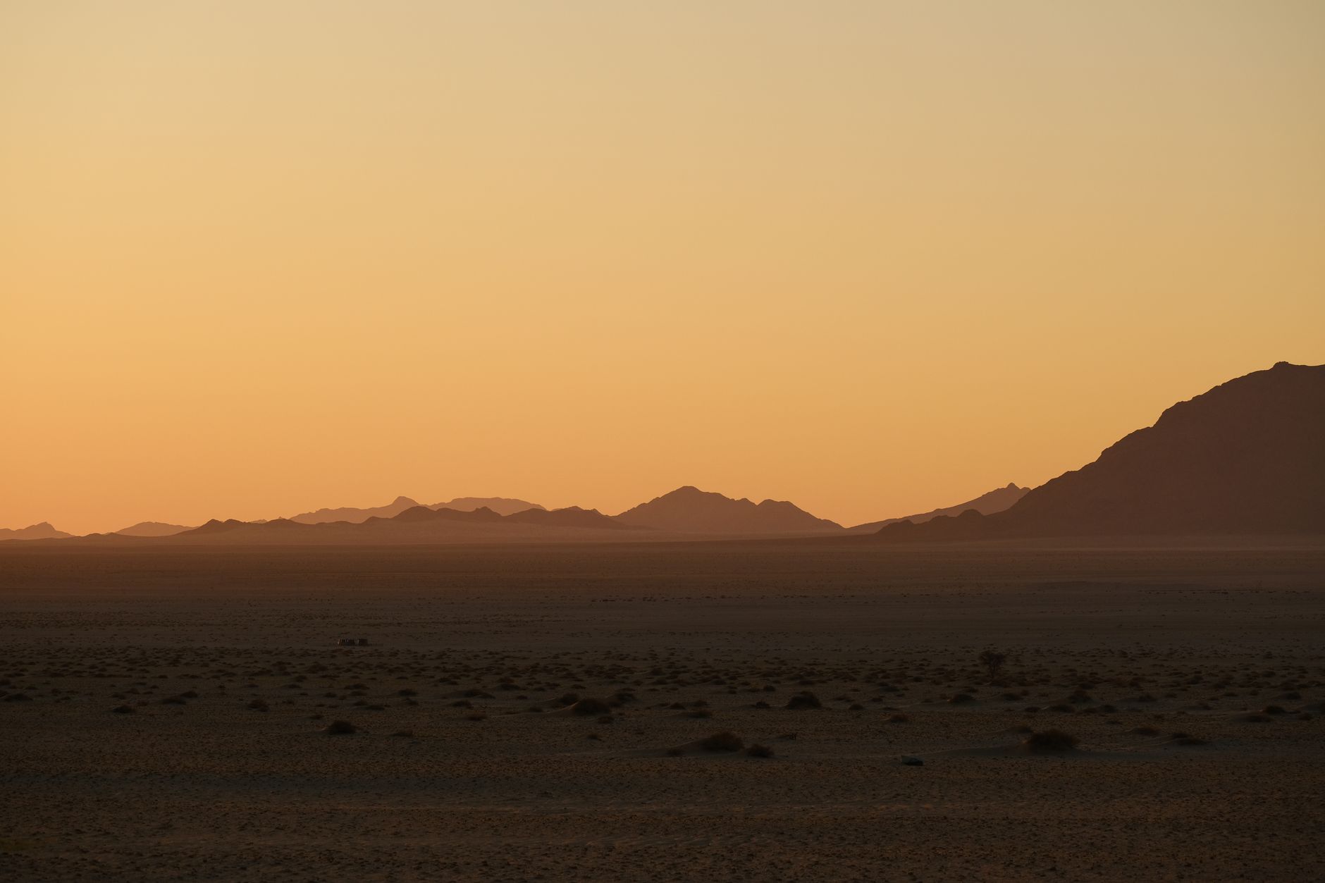Paysage désertique au coucher du soleil, image d'illustration générique sans lien avec les événements décrits à El-Obeid
