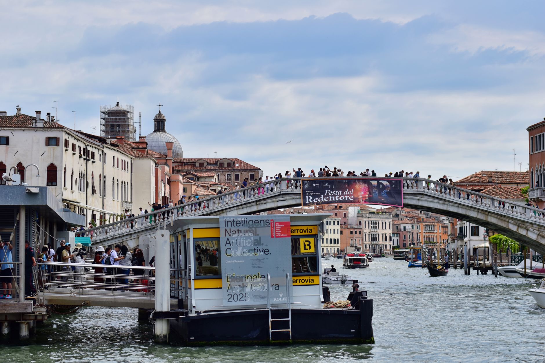 Vue du Grand Canal et du Ponte dell'Accademia à Venise, ville qui accueille chaque année la Mostra.