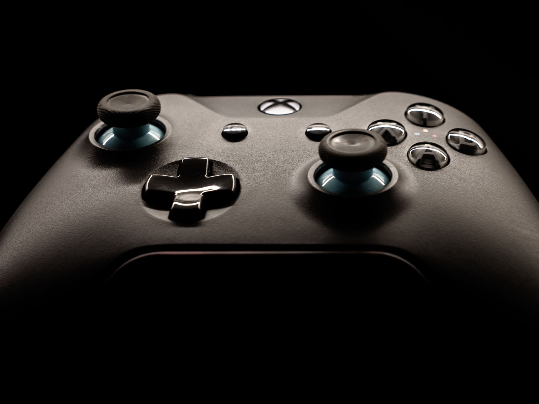 Gros plan sur une manette de jeu vidéo noire, photo d'illustration générique.